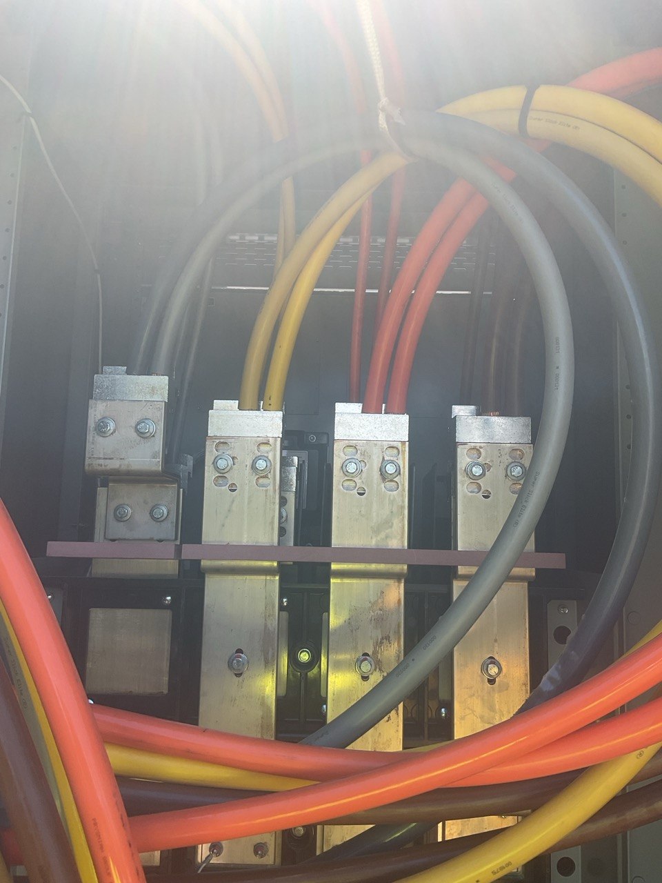 Four-phase bus bar with parallel conductor terminations