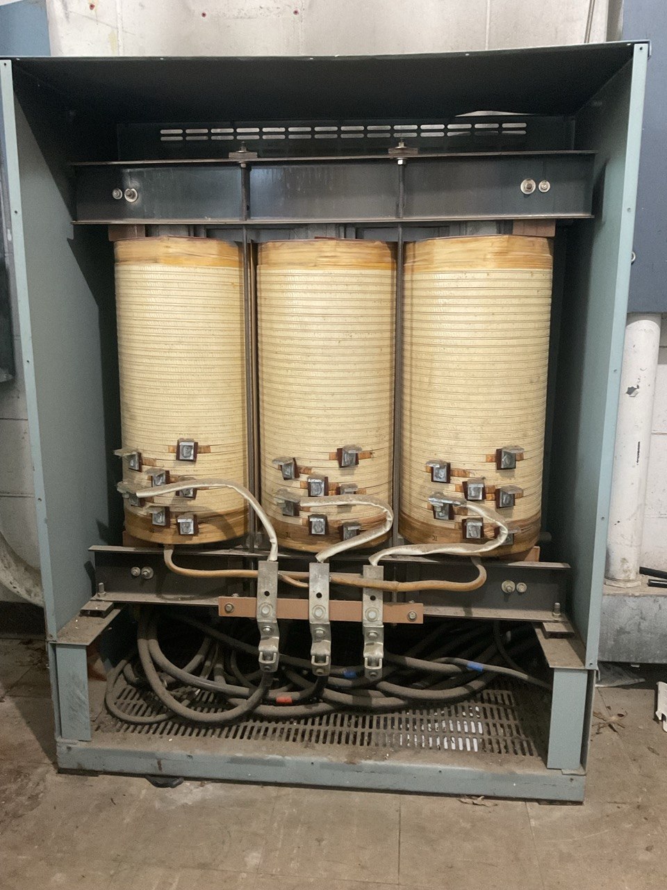 Dry-type three-phase transformer — exposed coil windings